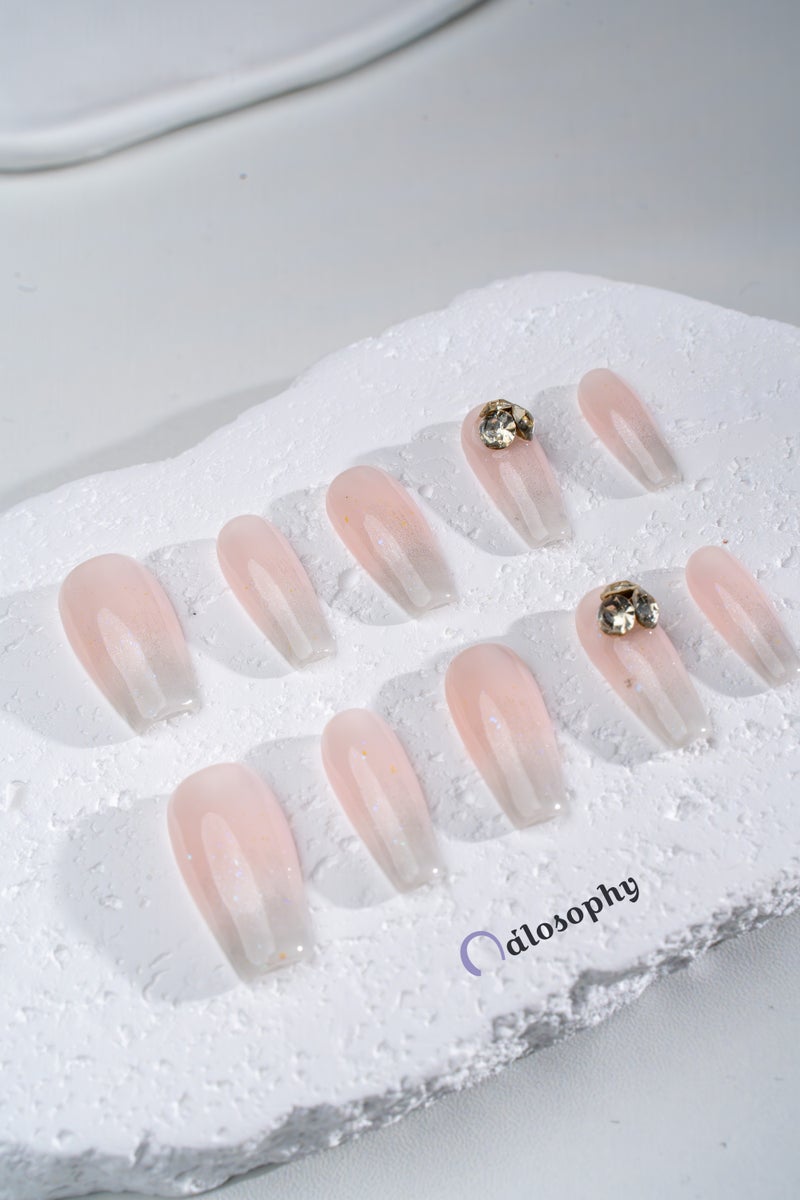 Nailosophy أظافر جيل مضغوطة يدوياً بلون وردي ضوء القمر مع جوهرة قلب | شكل كوفين - Image 1